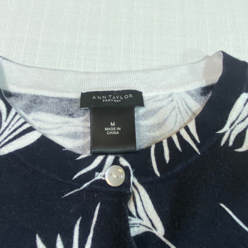 Ann Taylor Factory Leaf Cardigan Navy White Medium - Picture 3 of 8